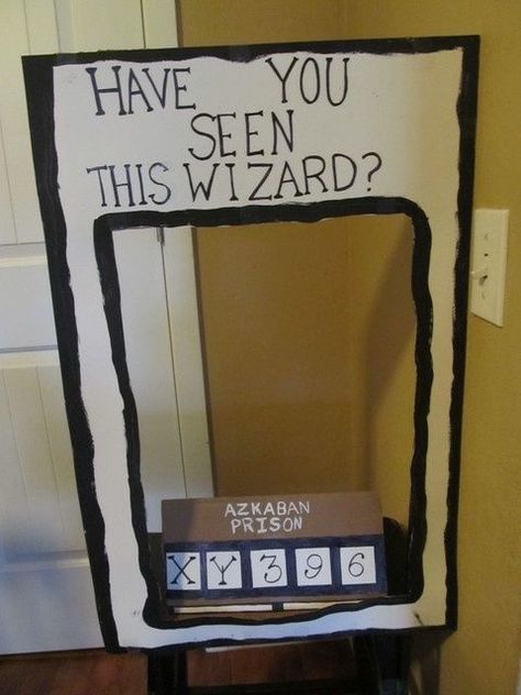 azkaban prisoner frame Harry Potter Motto Party, Harry Potter Weihnachten, Baby Harry Potter, Harry Potter Party Decorations, Harry Potter Marathon, Hogwarts Party, Harry Potter Theme Birthday, Harry Potter Halloween Party, Cumpleaños Harry Potter