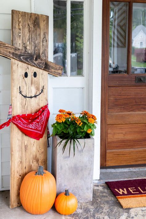 How to Make a Reversible Scarecrow Snowman Display for Your Front Porch | HGTV Diy Halloween Dekoration, Outdoor Fall Decor Ideas, Fall Container Gardens, Fall Containers, Halloween Front Porch, Fall Front Porch, Fall Outdoor Decor, Fall Crafts Diy, Thanksgiving Kids