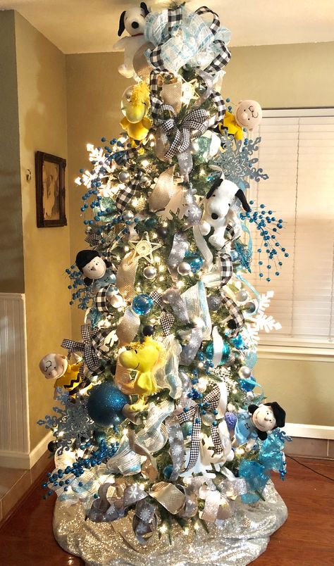 Snoopy Christmas Theme, Snoopy Themed Christmas Tree, Snoopy Tree Christmas, Peanuts Christmas Tree Ideas, Snoopy Christmas Tree Ideas, Charlie Brown Themed Christmas Tree, Charlie Brown Christmas Decorations, Snoopy Christmas Decorations, Peanuts Christmas Tree