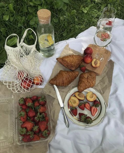 Fun Picnic Ideas, Fancy Cheese Board, Picnic Potluck, Spending Time With Friends, Night Picnic, Beach Picnics, Picnic Theme, Picnic Inspiration, Time With Friends