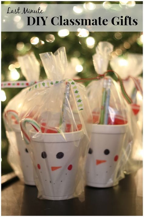 DIY Classmate gifts with Sharpies! Daycare Christmas Gifts For Kids, Last Minute Christmas Gifts Diy, Classroom Christmas Gifts, Snowman Cup, Classmate Gifts, Class Christmas Gifts, Snowman Cups, Diy Christmas Gifts For Kids, Classmates Gifts