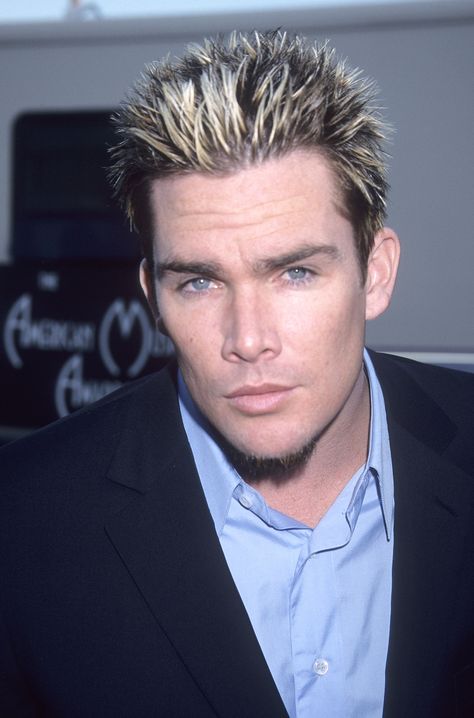 It's great that guys decided to get in on the hair dye game, but why did they all opt for this type of awful bleaching pattern?  - GoodHousekeeping.com Winona Ryder 90s, 90s Hairstyles Men, 90s Haircuts, Frosted Tips, Polo 6r, Bleached Tips, Blonde Tips, Hairstyle Youtube, Hair Removal For Men