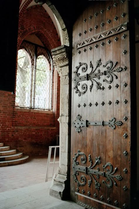 Modern Door Design, Gates Ideas, Face Of God, Ornate Door, Medieval Door, Porte In Ferro, Castle Doors, Gorgeous Doors, Casa Country