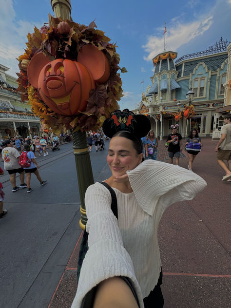 disney inspo disney style disney outfit disney epcot disney aesthetic disney halloween   #disney #disneybound #disneyworld Disneyland October, Disney Park Outfit, Disney Characters Mickey Mouse, Disney Trip Outfits, Outfit Disney, Aesthetic Disney, Disneyland California Adventure, Cute Disney Outfits, Outfit Inso