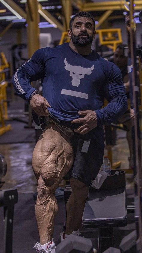 Best Bodybuilder, Schwarzenegger Bodybuilding, Gym Wallpaper, Bodybuilding Pictures, Gym Guys, Leg Day Workouts, Body Exercise, Bodybuilders Men, Fitness Art