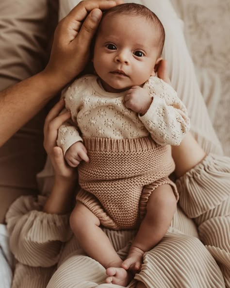 slow down and soak it all in ✨️ #newbornsession #martamoskalikpresets #newbornphotography #newbornphotographer #neugeborenenshooting #neugeborenenfotografie #neugeborenenfotos #newbornposing #stuttgartfotograf #stuttgartmoms #newbornphotos #newbornphotographers 1 Month Old Photoshoot Ideas, Homemade Newborn Photoshoot, Month Old Baby Pictures, Easy At Home Newborn Pictures, 3 Month Old Family Pictures, Newborn Family Photos Studio, Newborn Monthly Pictures Photo Ideas, 5 Month Baby Photoshoot Ideas, Newborn Photos At Home Diy