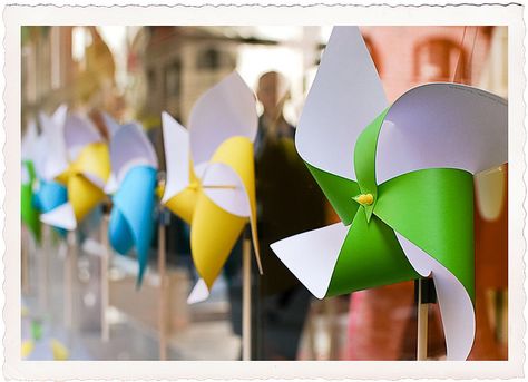 Kate Spade spring 2010 pinwheel promotion Logo Installation, Kate Spade Spring, Kate Spade Wedding, Retail Inspiration, Charity Shop, Visual Display, Shop Display, Window Display, Visual Merchandising