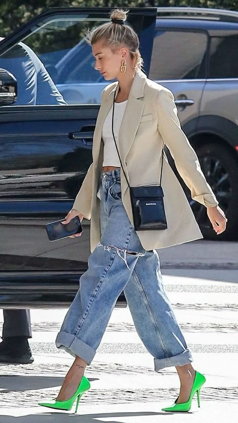 Style by Three: INSPIRATION - HAILEY BALDWIN Jeans Trend, Looks Jeans, Walking Down The Street, Jeans Street Style, Beige Blazer, Trendy Swimwear, Looks Street Style, Cindy Crawford, Street Style Inspiration