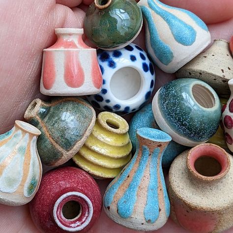 Tiny Clay Pots, Mini Ceramic Ideas, Small Ceramic Ideas, Tiny Ceramics, Clay Trinkets, Small Ceramics, Tiny Pottery, Mini Pottery, Fairy House Crafts