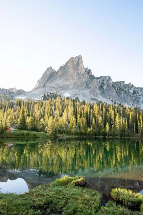 2 Days in The Sawtooth Mountains: The best things to do in Stanley, Idaho Idaho Pictures, Idaho Scenery, Sawtooth Mountains Idaho, Usa Mountains, Idaho Landscape, Idaho Photography, Idaho Mountains, Idaho Hot Springs, Explore Idaho