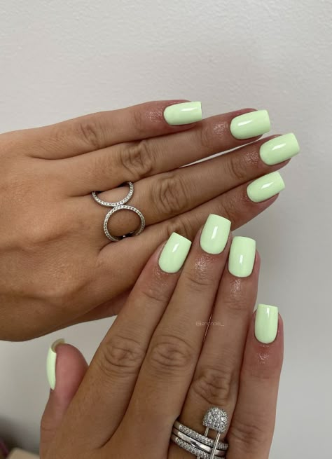 Manicure For Vacation, Summer Nails Shellac Short, Summer Nail 2024 Trends Square, Summer Nails Square Bright, Simple Bright Summer Nails, Lime Green Summer Nails, Summer Green Nails Designs, Lime Green Short Nails, Summer Vacation Nails Beach Simple