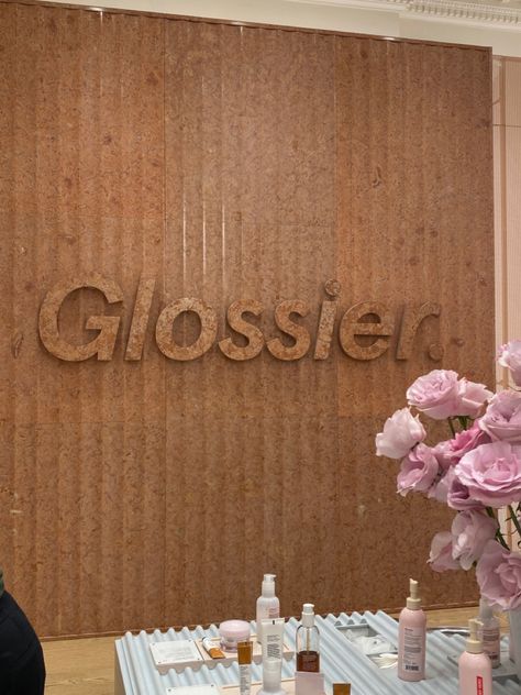 stopped by the Glossier London store for a cute pic Glossier London, Glossier Store, Best Vibes, Place Card Holders, Cafe, Table Decorations, London, Home Decor, Home Décor