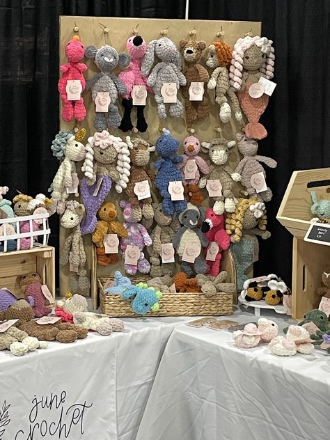 Amigurumi Display Ideas, Display Crochet Items, Crochet Vender Display, Doll Display Craft Show, Amigurumi Market Display, Crochet Vendor Display, Crochet Craft Fair, Stall Display, Craft Market Display