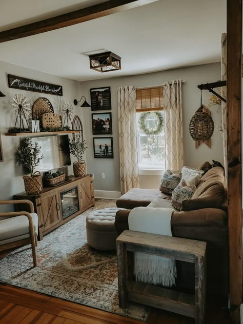 Rustic Decor Ideas Living Room, Small Country Apartment, Brown And Black Farmhouse Living Room, Country Boho Living Room Decor, Hobo Farmhouse Living Room, Western Home Decor Small House, Rustic Country Living Room Decor, Simple Aesthetic Home Decor, Bedroom Decor Western Rustic