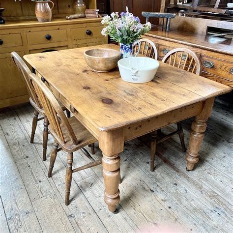 farm table - Ecosia - Images Pine Furniture Dining Room, Chunky Farmhouse Table, Pine Farmhouse Table, Antique Farmhouse Table, Pine Dining Table Makeover, Antique Dining Table Makeover, Pine Table Makeover, Cabin Dining Table, Cottage Dining Table