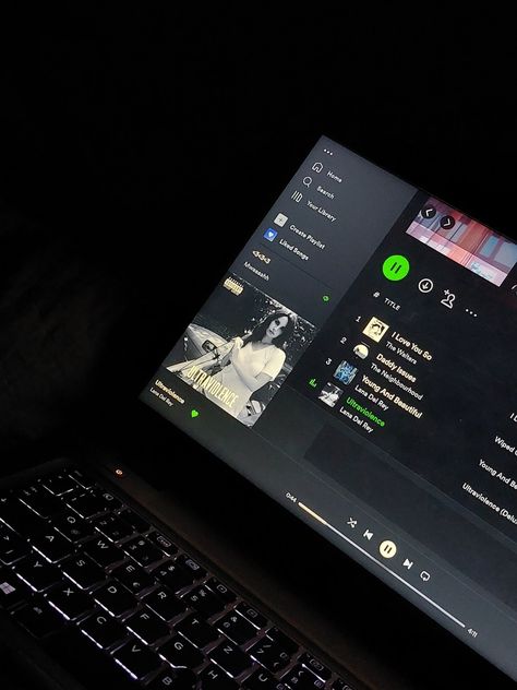 Laptop Music Snap, Spotify Wallpaper Laptop, Fake Spotify Snap, Spotify On Laptop Aesthetic, Laptop Spotify Aesthetic, Laptop Music Aesthetic, Laptop Song Snap, Laptop Story Instagram, Movie On Laptop Aesthetic