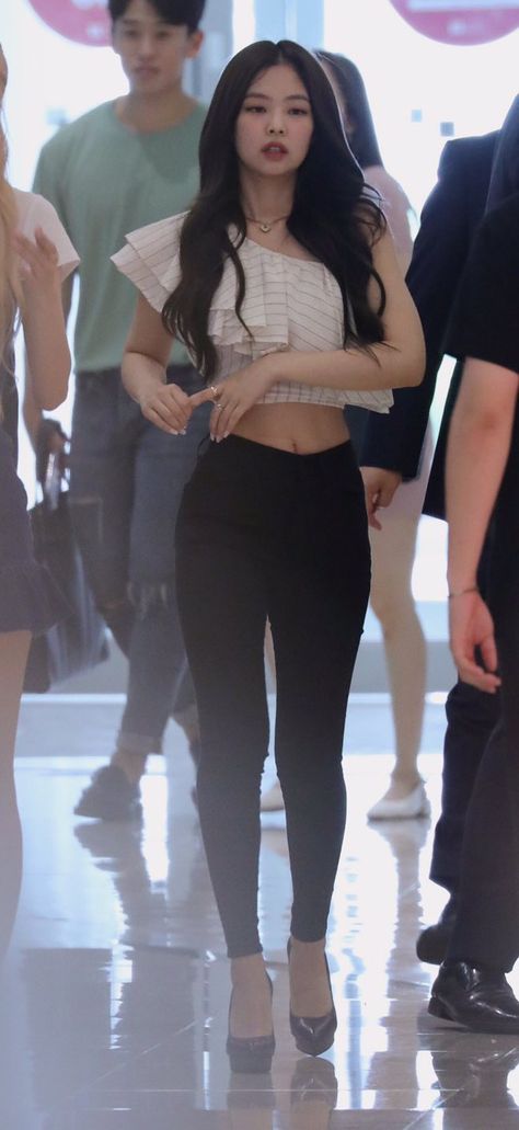 Blackpink Body Type, Jennie Body Workout, Kpop Female Idols Outfits Casual, Jennie Kim Body Goals, Jennie Waist, Jennie Body Goals, Jennie Kim Body, Jennie Jeans, Jennie Body