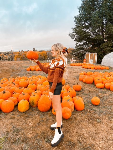 The October Edit, A Roundup of My Favorite Looks from Last Month - Rach Martino White Chelsea Boots Outfit, Rachel Martino, White Chelsea Boots, 2976 Chelsea Boots, White Dr Martens, Ghost Sweater, White Boots Outfit, Fall Photo Shoot Outfits, Dr Martens White