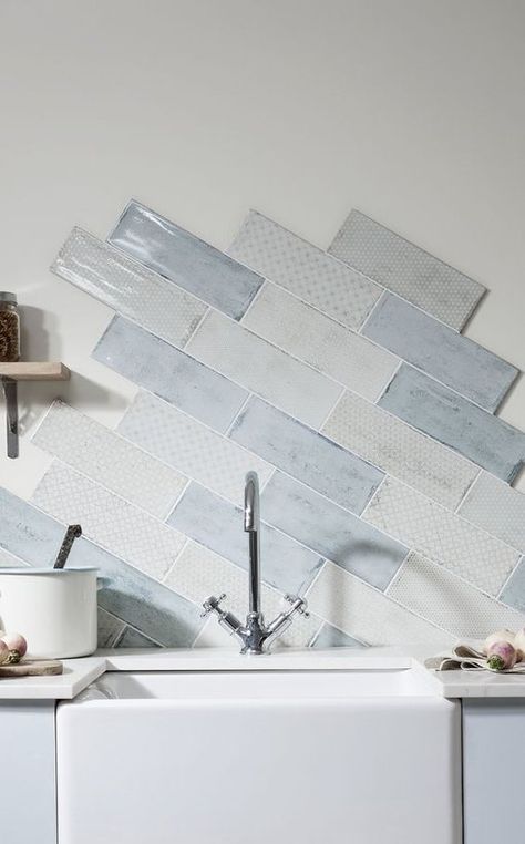 Stop the Presses! These 6 Kitchen Backsplash Trends Are Next-Level Good Summerhouse Ideas, Metal Backsplash Kitchen, Blue Backsplash Kitchen, Pastel Interiors, Backsplash Trends, Kitchen Backsplash Trends, Modern Kitchen Backsplash, Ceramic Tile Backsplash, Cream Decor