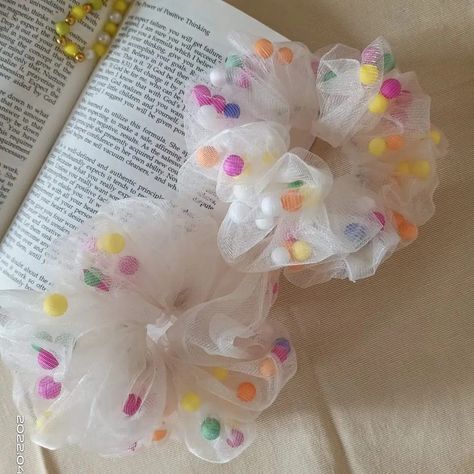 Net Scrunchies, Scrunchies Design, Diy Baby Bows Headbands, Scrunchies Crochet, Hair Accessories Diy Headband, Diy Baby Bows, Pola Macrame, Handmade Journals Diy, Diy Hair Scrunchies