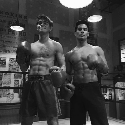 Riverdale Pictures, Drew Ray Tanner, Archie Andrews Riverdale, James Fitzgerald, Muscle Guys, Riverdale Cole Sprouse, Kj Apa, Archie Andrews, Phoenix Art