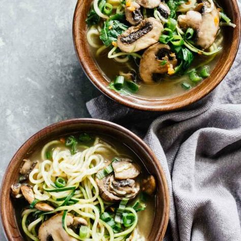 Zucchini Ramen, Healthy Ramen, Best Zucchini Recipes, Dinner Vegan, Quick Easy Vegan, Vegan Ramen, Ramen Soup, Zucchini Noodles, Homemade Soup