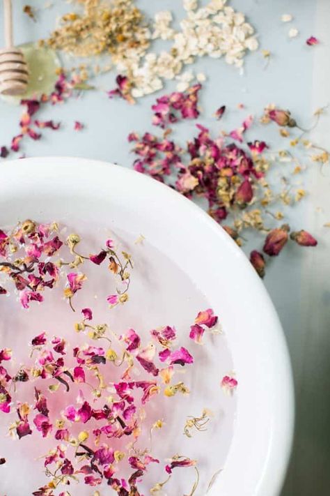 Rose + Chamomile Facial Steam | HelloGlow.co Diy Facial Scrub, Natural Facial Cleanser, Oil Cleansing, Hello Glow, Facial Steaming, Diy Kosmetik, Diy Facial, Diy Roses, Diy Skincare