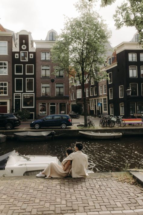 A couple in Amsterdam by the canal captured by Amsterdam photographer. Couple In Amsterdam, Amsterdam Street Photography, Amsterdam Engagement Photos, Amsterdam Couple Photos, Couple Visionboard, Couple Amsterdam, Amsterdam Elopement, Amsterdam Proposal, City Photoshoot Couple