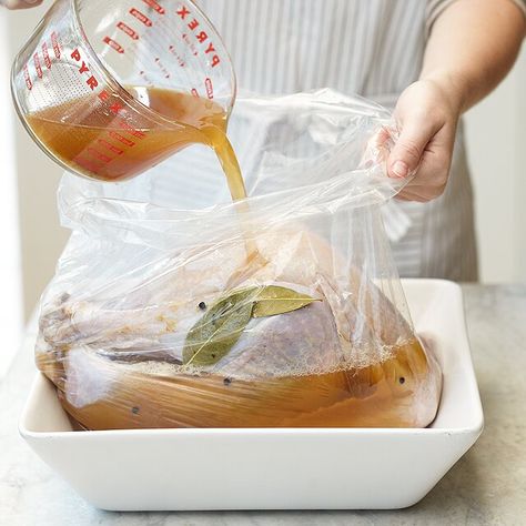 Turkey Roasting Times, Cooking The Perfect Turkey, Turkey Cooking Times, Turkey In A Bag, Turkey Brine Recipes, Roast Turkey Recipes, Perfect Turkey, Turkey Brine, Brine Recipe