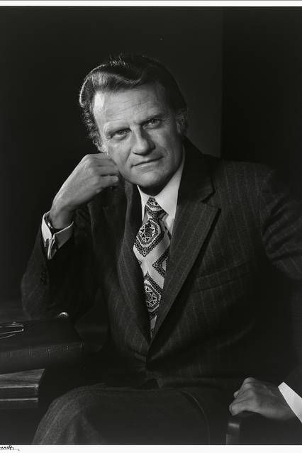 Yousuf Karsh’s 1972 photo of Graham hangs in the National Portrait Gallery. Executive Portrait, Rev Billy Graham, Anne Graham Lotz, Yousuf Karsh, Franklin Graham, Bill Graham, Church Backgrounds, The Great I Am, Billy Graham