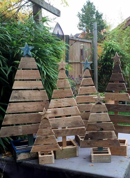 18 Mind-Blowing Christmas Pallet Projects That Will Give A Festive Touch To Your Home Julkransar Diy, Pallet Tree, Koti Diy, Pallet Christmas Tree, Pallet Christmas, Gifts Drawing, Wood Christmas Tree, Christmas Decorations Diy Outdoor, Pallet Crafts