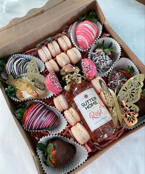 Treat Basket Ideas, Desert Box Gift, Desert Box, Strawberry Boxes, Diy Chocolate Bars, Birthday Desert, Cone Ideas, Treat Cones, Birthday Boxes