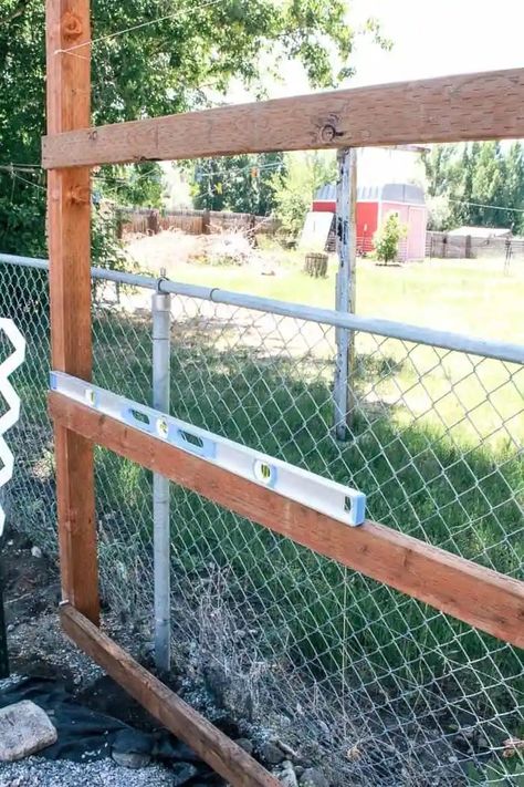 Diy Wood Fence, Build A Privacy Fence, Chain Link Fence Cover, Chain Link Fence Privacy, Cheap Privacy Fence, Backyard Fence Decor, Diy Backyard Fence, Diy Privacy Fence, Backyard Design Ideas