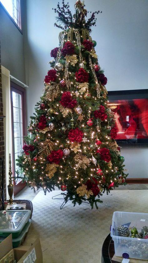 Decorations for 12 to 15 feet Christmas trees. 12 Ft Christmas Tree, Decorate Christmas, Elegant Christmas Trees, Christmas Tree Inspiration, Light Night, Christmas Table Settings, Victorian Christmas, Christmas Goodies, Elegant Christmas