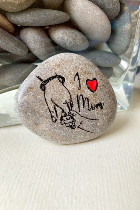 A hand-painted rock with a sweet one line drawing of a mommy and child holding hands. The sign reads "I love mom". A sentimental gift for Mother's Day or a birthday. Ideal for moms, stepmoms, and bonus moms. Perfect for a cute small keepsake or gift from kids Funny Mom Birthday Cards, Sentimental Gifts For Mom, Diy Gifts For Mom, First Mothers Day Gifts, Presents For Mum, Birthday Cards For Mom, Mum Birthday Gift, Christmas Keepsakes, Mother's Day Diy