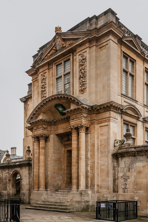 https://flic.kr/p/eK8Qcw | Oxford: Old Ashmolean Museum | 1678-83 : Thomas Wood? Ashmolean Museum, First University, Castles In England, Oxford England, Cornwall England, Dream City, Old Building, English Countryside, Yorkshire England