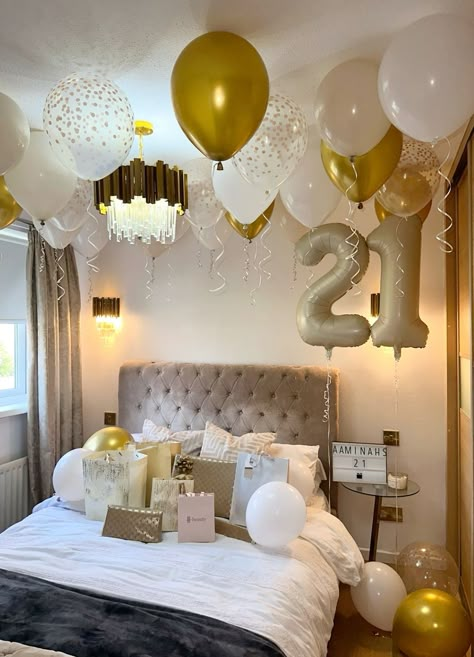 21 Gold Balloons, 21st Bday Balloons, Vision Board 21st Birthday, 21st Birthday Diy Decorations, 21st Birthday Aesthetic Decor, 21st Birthday Balloon Ideas, 21 Birthday Ideas Decoration, 21st Birthday Decorations At Home, Classy Birthday Decorations