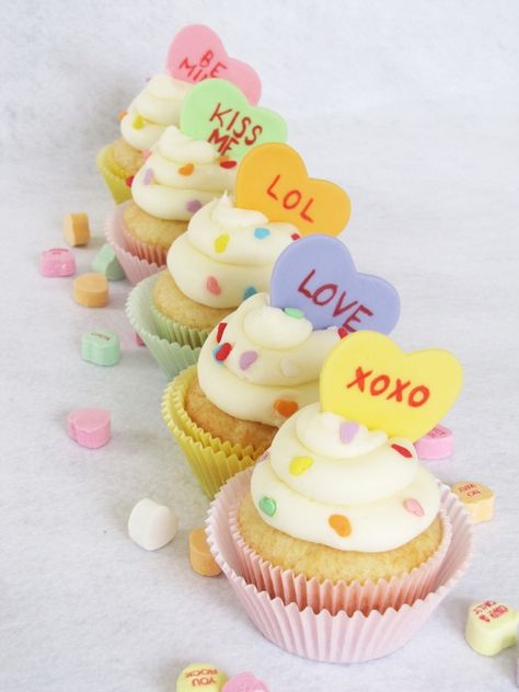 Candy Heart Cupcakes, Conversation Heart Cupcakes, Conversation Heart Baby Shower Theme, Sweetheart Cupcakes, Valentines Bakery, Sweetheart Dance, Honeymoon Avenue, Bolo Vintage, Valentines Cake