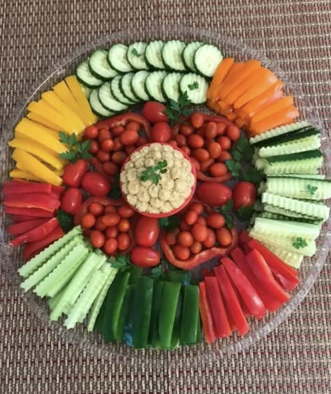 Veggie Snack Plate, 50th Birthday Party Food Ideas, Veggie Platter Ideas Trays Presentation, 50th Birthday Party Food, Vegetable Tray Ideas, Buffet Party Food, Party Appetizer Ideas, Party Food Trays, Spring Appetizers