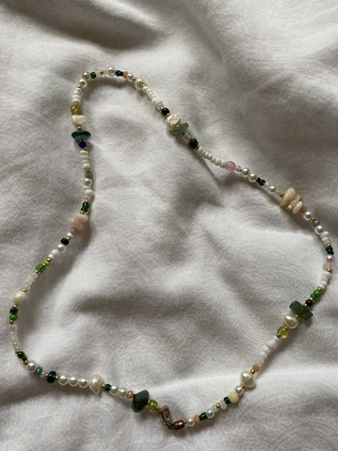 Colourful Pearl Necklace, Small Bead Necklace Ideas, Hippie Jewelry Diy, Homemade Necklace, Homemade Necklaces, Diy Beaded Jewelry, Earthy Jewelry, Diy Collier, Beaded Jewelry Necklaces