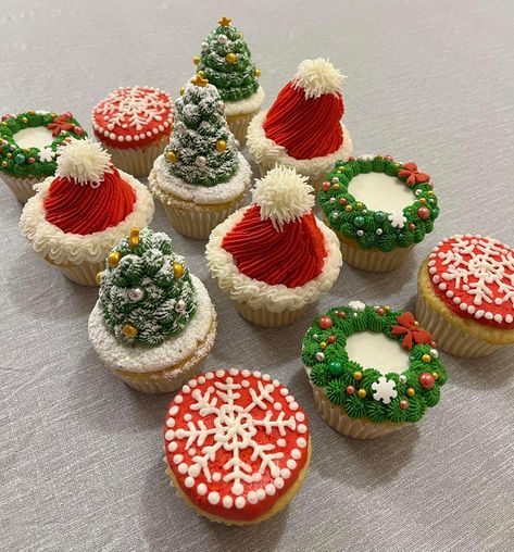 Christmas Cupcakes Elegant, Winter Theme Cupcakes, Christmas Flower Cupcakes, Christmas Mini Desserts, Christmas Cupcake Ideas, Christmas Cupcakes Decoration, Christmas Themed Cake, Christmas Cookie Box, Cupcake Decorating Tips