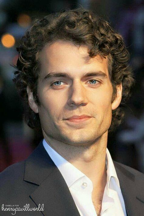 Henry Cavill Younger and so handsome Hollywood Men, Curly Hair Men, Christian Grey, Wedding Idea, Henry Cavill, Celebrities Male, Haircuts For Men, Bridal Shoes, Wedding Hair