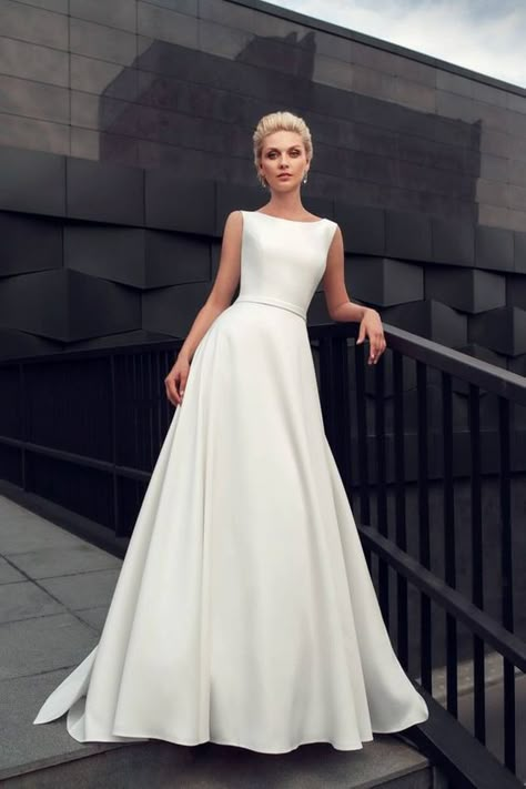 Modern Wedding Gown, Simple Wedding Gowns, Long Train Wedding Dress, Pnina Tornai, Classic Brides, Wedding Dress Train, Classic Wedding Dress, Minimalist Dresses, Wedding Dress Trends