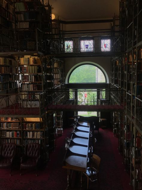 Luxury Boarding School Dorm, Gothic Boarding School, Asian Academia Aesthetic, Dark Academia School Exterior, Dark Academia Classroom Aesthetic, Hogwarts School Aesthetic, Abandoned School Aesthetic, Witch School Aesthetic, Royal School Aesthetic