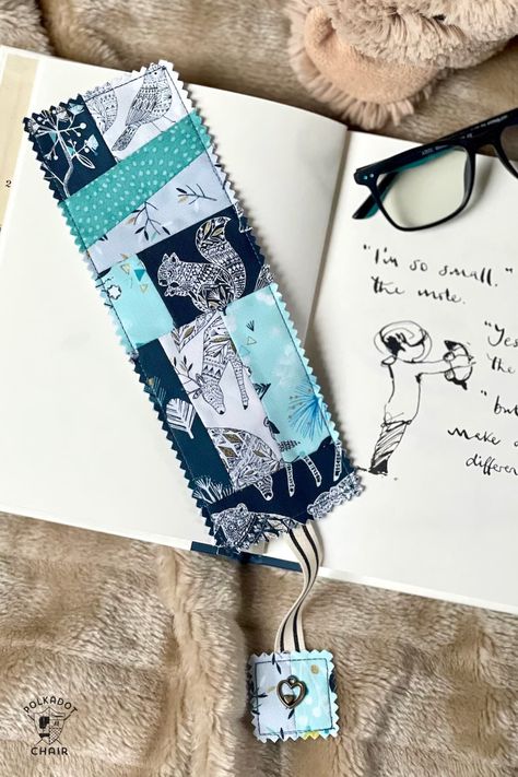 Easy Fabric Bookmarks, Fabric Scrap Bookmarks, Quilted Bookmarks Free Pattern, Fabric Bookmarks Diy, Sew Bookmarks, Sewing Bookmarks, Quilted Bookmarks, Bookmark Tutorial, Fabric Bookmarks