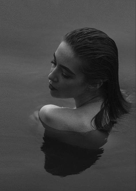 Woman In Lake Photography, Self Photoshoot Outside, Face In Water Photography, Woman Looking Up, Water Portrait Photography, Ethereal Poses, Poses In Water, Women Portrait Photography, Beach Portrait Photography