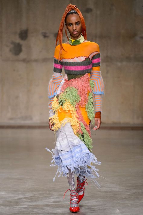 Model Costume, Weird Fashion Trending, Fashion East, London Fashion Weeks, Weird Fashion, 2017 Fashion Trends, Knitwear Fashion, Spring Fashion Trends, Hottest Fashion Trends