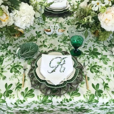 Fiona Leahy, White Linen Napkins, Monogrammed Napkins, Summer Dining, Embroidered Napkins, White Napkins, Bridal Magazine, Vintage Monogram, Floral Monogram