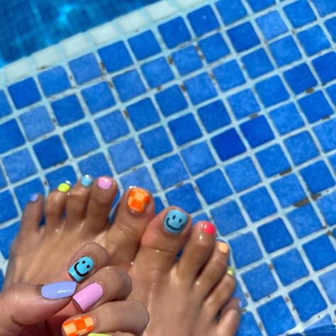 Mani Pedi Matching Designs, Matching Summer Mani Pedi, Summer Nails Toes Pedicures, Holiday Toe Nails Summer, Matching Pedicure And Manicure, Manicure And Pedicure Ideas Matching, Matching Mani Pedi Ideas, Fun Pedicure, Cute Pedicure Ideas