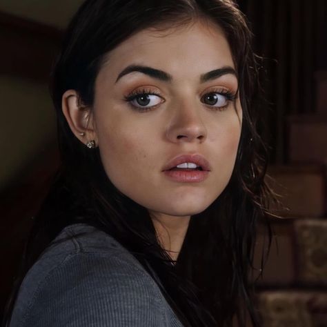 Aria Montgomery Makeup, Aria Montgomery Hair, Lucy Hale Makeup, Aria Montgomery Aesthetic, 2000s Tv Shows, Pretty Little Liars Aria, Pretty Little Liars Fashion, Show Makeup, Aria Montgomery